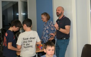 Les enfants donnent un bon coup de main aux animateurs !