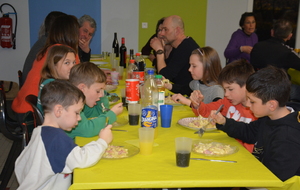 Les enfants sont bien concentrés sur leur tartiflette