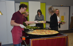 Il faut bien remplir les assiettes, les filles ont faim !