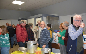 On a commencé à servir le punch planteur; alors Seb est content ! 