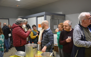 C'est l'heure de l'apéro, Marina se réjouit et Claude se demande s'il y en aura assez, .