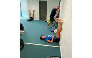 Une fois arrivés, quelques étirements en attendant de pouvoir se doucher