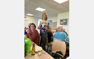 Après l'effort, le réconfort, c'est le moment de l'apéro, avec le sourire de Myriam en prime