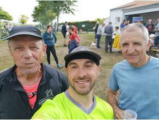 On en est arrivés à bout du parcours. Mais Franck qui avait pris de l'avance a trouvé le parcours trop court et à préféré se perdre sur 3 km.
Bilan : parcours très sympa avec presque pas de goudron, très roulant et dépaysant.